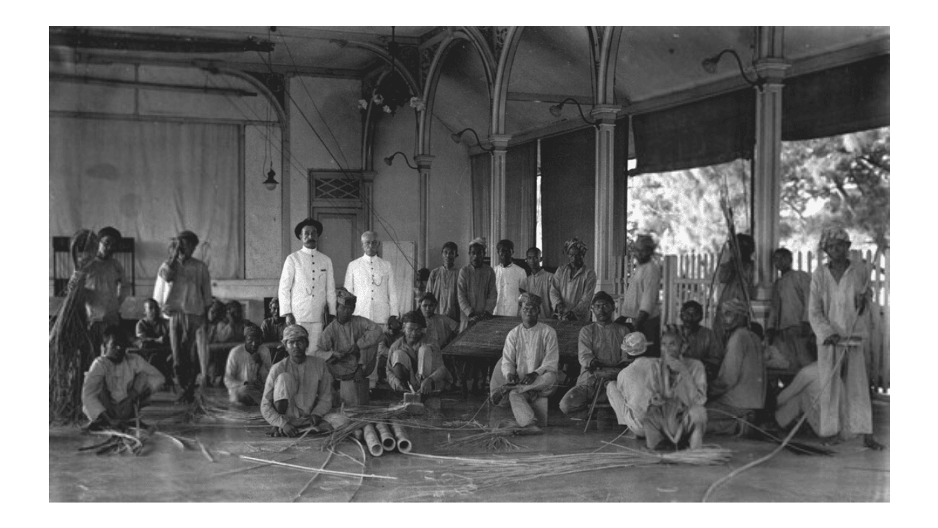 Aktivitas Pasien Rumah Sakit Jiwa Lawang Membuat Anyaman Bambu dan Rotan