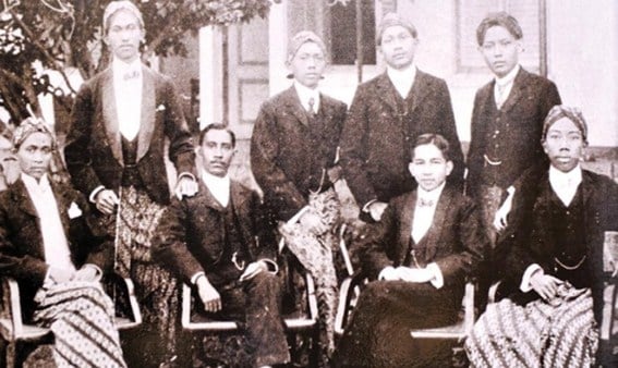 JA Latumeten Bersama Teman Seangkatan di STOVIA (duduk kedua dari kiri)